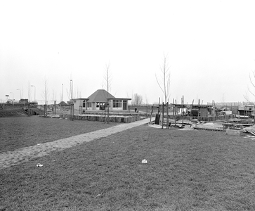 883308 Gezicht op het clubhuis bij de bouwspeeltuin Lunetten aan de Oude Liesbosweg te Utrecht.